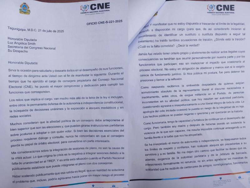 Renuncia escrita de Ana Paola Hall.