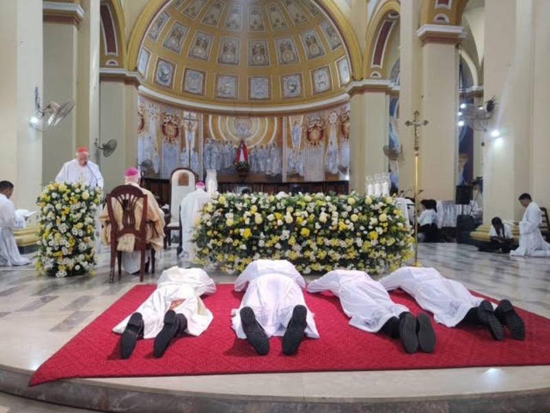 El fin de semana también fueron ordenados tres diáconos y un sacerdote en la catedral metropolitana San Pedro Apóstol.