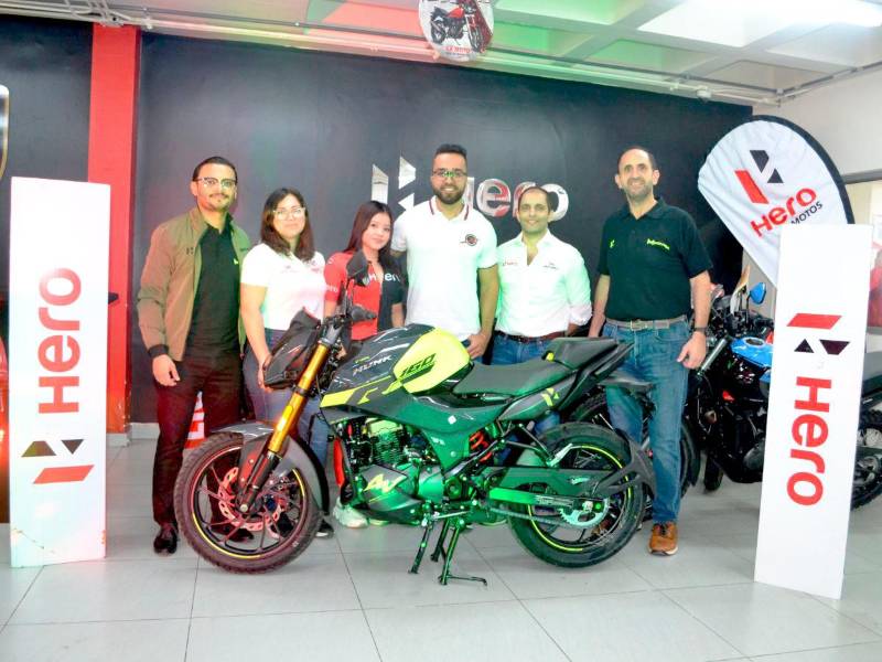 Representantes de Movesa y Hero MotoCorp durante el lanzamiento de los dos nuevos modelos Hunk para el mercado hondureño.