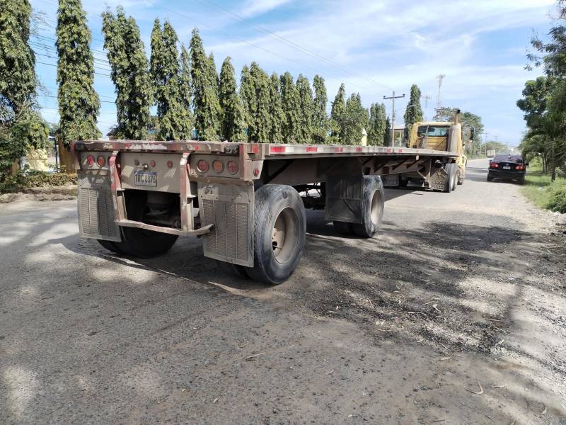 El comercio y el turismo hacia el muelle de cabotaje se ve afectado con el mal estado de la calle. La sociedad civil pide que los trabajos sean concluidos.