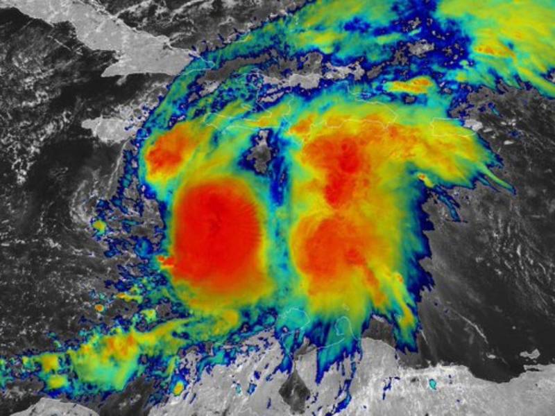 Centro Nacional de Huracanes, con sede en Miami, informó que datos de aviones de reconocimiento de la Reserva de la Fuerza Aérea de Estados Unidos indican que Melissa se está fortaleciendo.