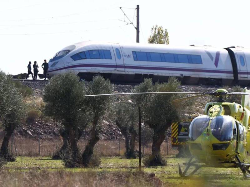 La maquinista del tren que recibió el impacto en España intentó arrancar 2 veces sin éxito