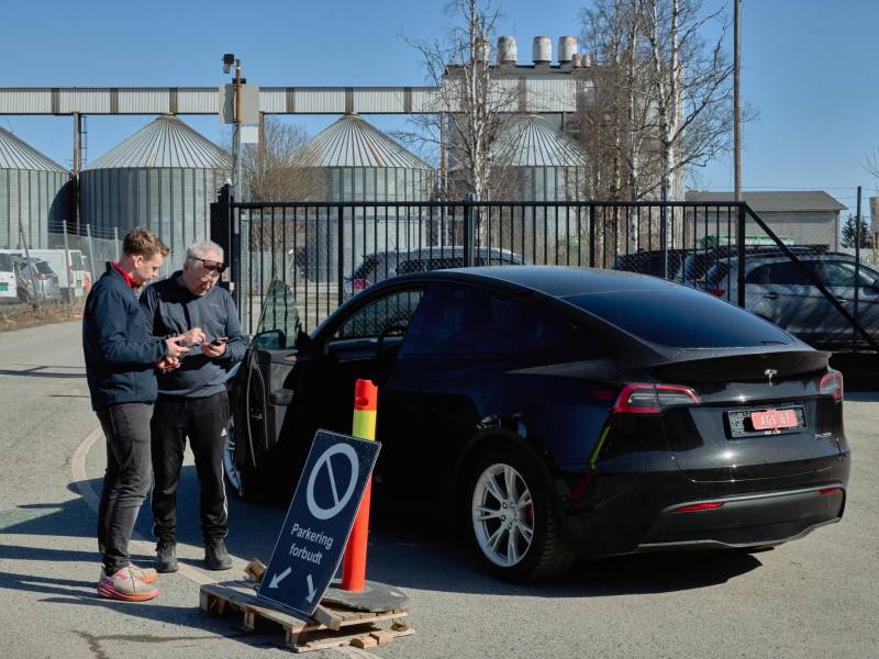 Las ventas de Tesla han caído significativamente en Europa. Llenando papelería antes de prueba de manejo en Noruega.