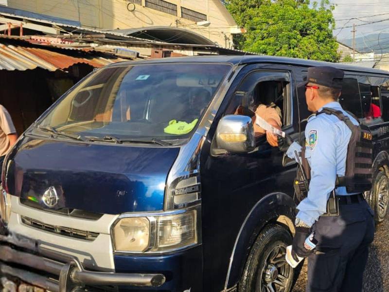 Entre las acciones policiales implementadas destacan los registros de pasajeros, inspecciones aleatorias dentro de las unidades.