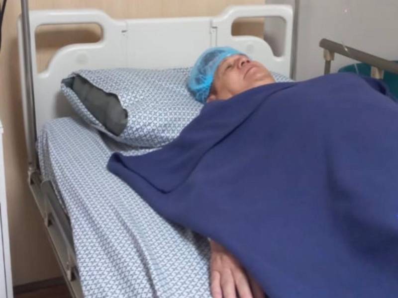 El exjefe de las Fuerzas Armadas de Honduras, Romeo Vásquez Velásquez, difundió esta imagen desde una camilla de hospital.