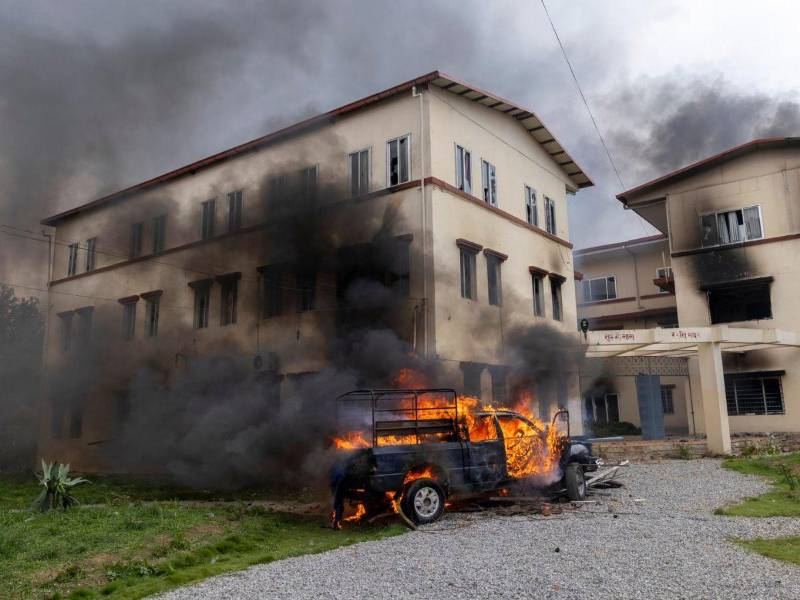 Manifestantes incendiaron la vivienda del ex primer ministro nepalí Jhalanath Khanal en Katmandú.