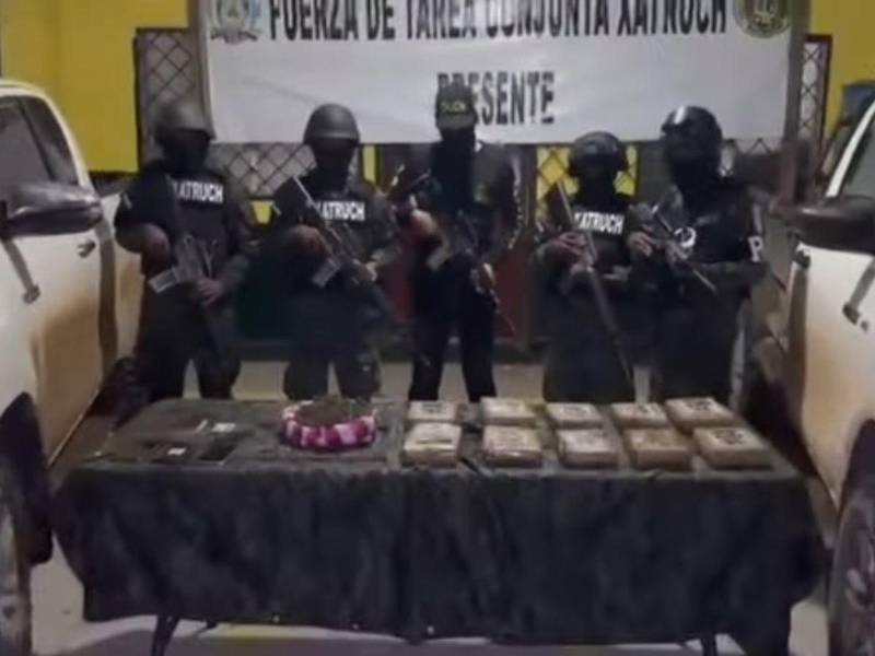 En la revisión fueron encontrados 10 kilos de presunta cocaína, dos kilos de pasta base de cocaína y una libra de supuesta marihuana.