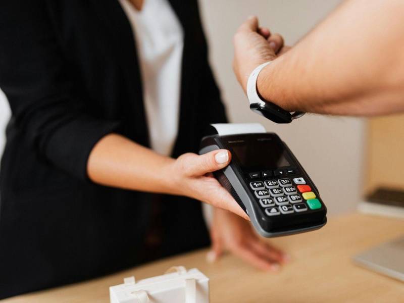 ¡Adiós al plástico! Los hondureños ahora pueden incorporan tarjetas de pago a dispositivos compatibles para realizar transacciones bancarias.