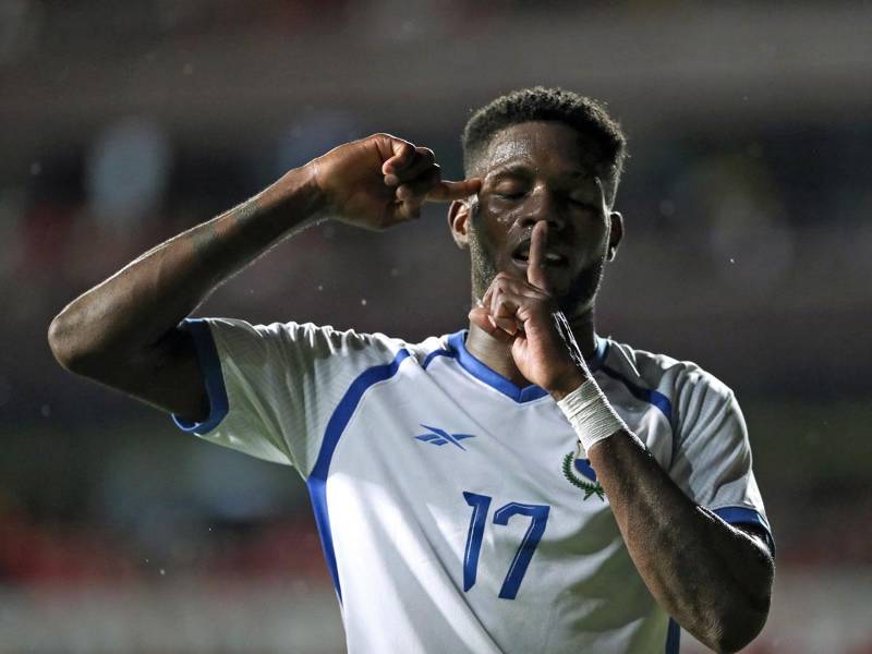José Fajardo celebrando su gol que significó el 0-2 de Panamá contra Costa Rica.