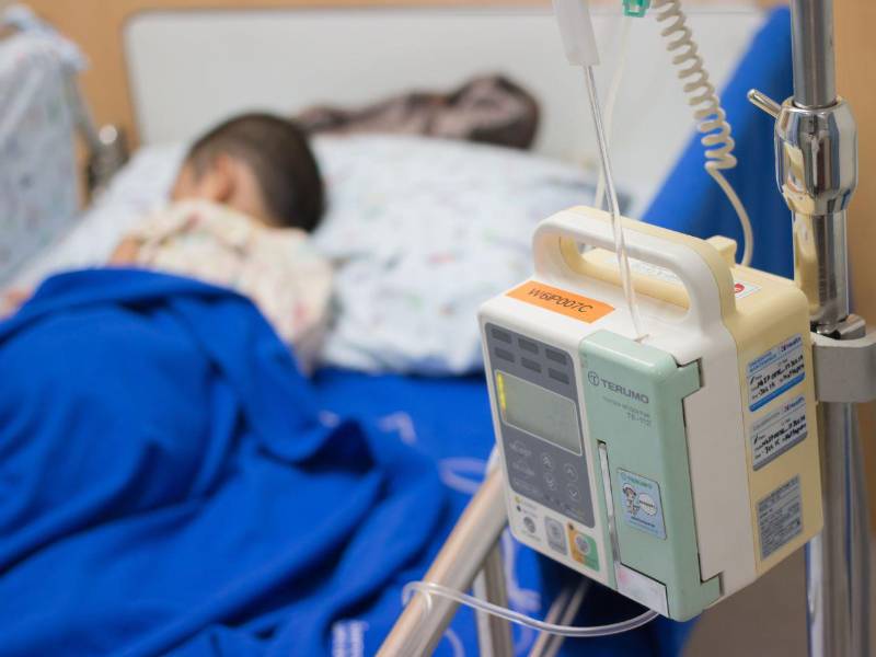 Cerca de 400 menores en situación migratoria irregular estarían en riesgo de perder cobertura médica, según alertan defensores de derechos migratorios.