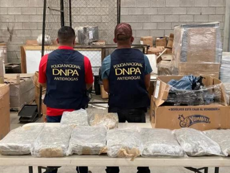 Los detenidos con el cargamento de estupefacientes.