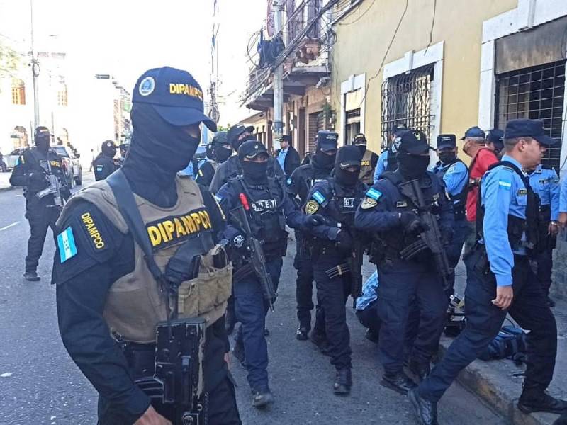 A los detenidos se les decomisó armas de fuego y una motocicleta.