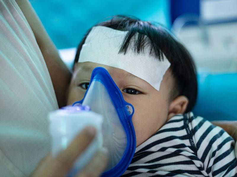 La tos ferina es una infección respiratoria altamente contagiosa, causada por la bacteria <i>Bordetella pertussis</i>, que provoca episodios intensos de tos y puede ser grave en bebés y niños pequeños.