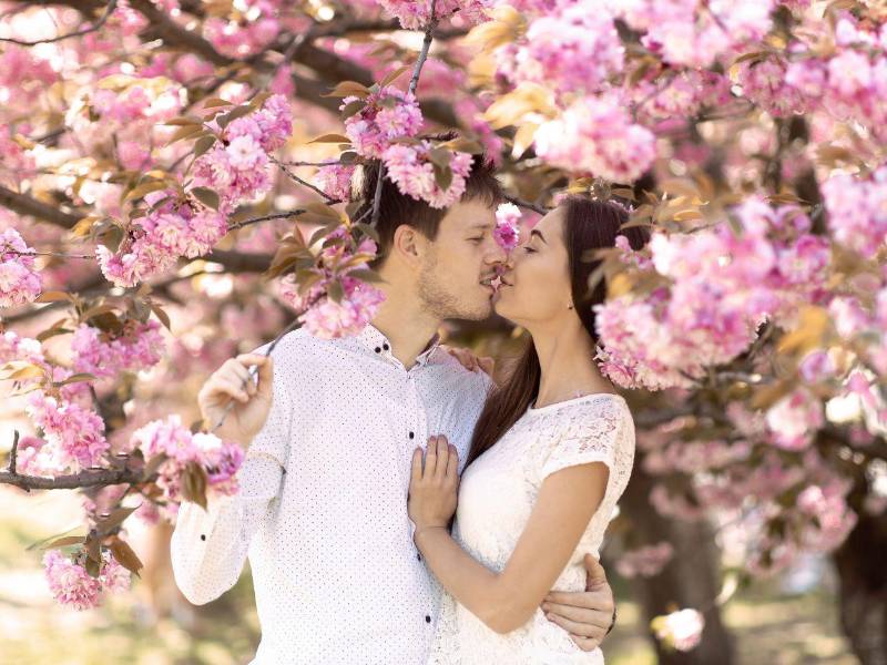 “Besar apasionadamente aumenta tus latidos de forma saludable y ayuda a disminuir la presión sanguínea”, dice la escritora Demirjian.