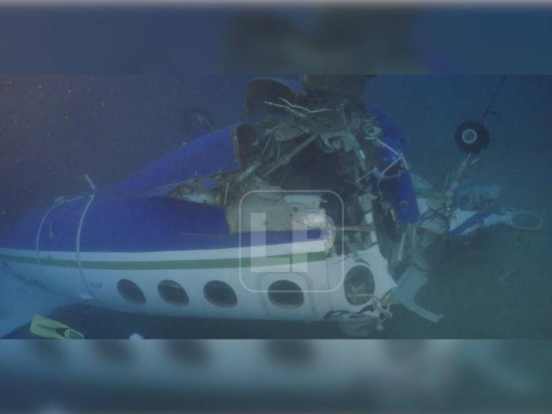 Imagen del fuselaje de la aeronave sumergido en el mar
