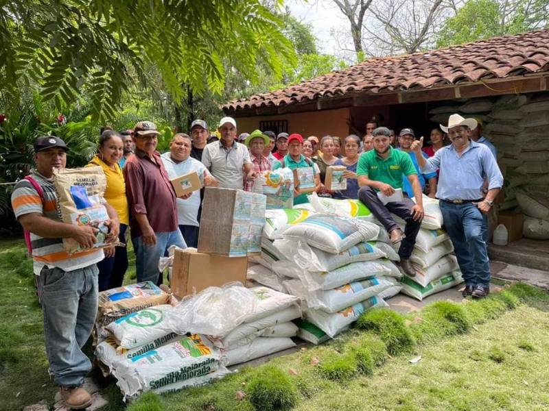 Entrega del Bono Tecnológico Productivo, en la zona sur, El Cacao, ubicado en el municipio de Concepción de María. Cientos de pequeños productores se avocaron a la distribución, que se ejecutó de manera para contribuir a la seguridad alimentaria del país.