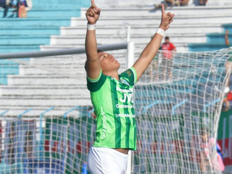 La celebración de Jonathan Bueso tras marcar en el Génesis vs Marathón.