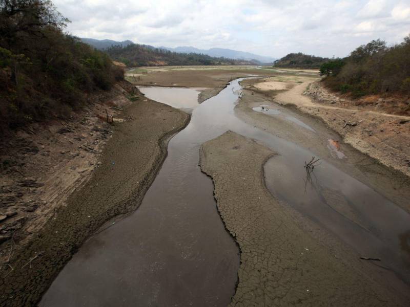 A simple vista, Patuca III impone por su tamaño y modernidad. Pero detrás de sus compuertas, grúas y estructuras de concreto, la sequía dejó una imagen contundente: una central hidroeléctrica lista para operar, pero sin suficiente agua para generar energía.