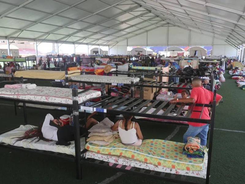 Cientos de damnificados siguen en refugios una semana después del terremoto en La Guaira.