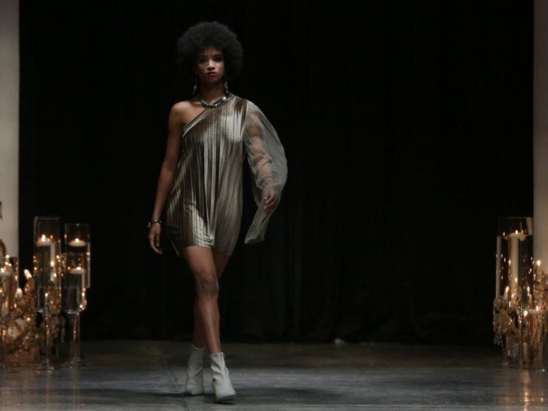 Morena Perpetua presentó un ejercicio a la asimetría en el que costura y accesorios caminaron de la mano.