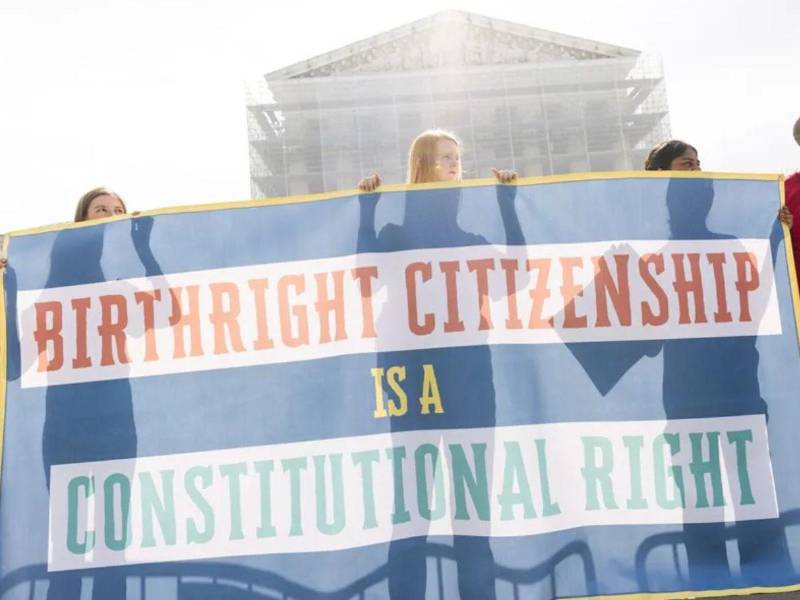 Manifestantes protestan frente al Tribunal Supremo de EEUU a favor de la ciudadanía por nacimiento.