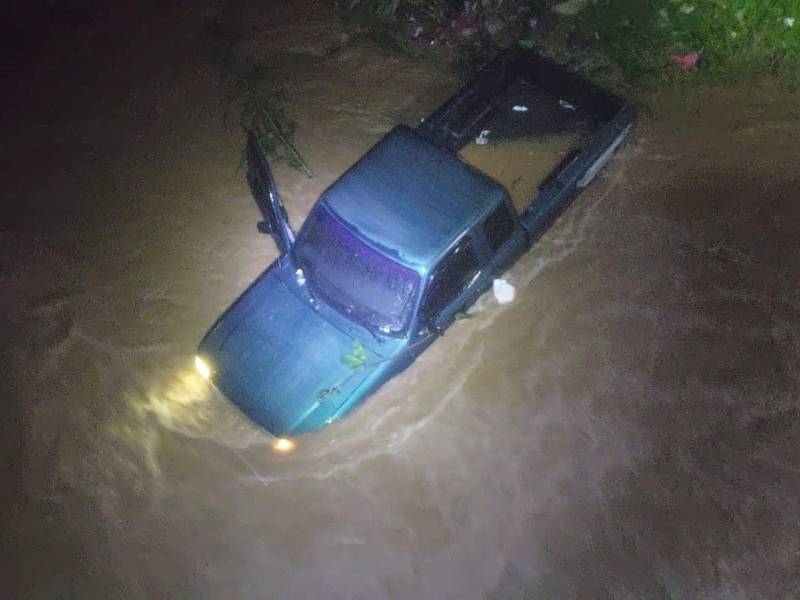 El vehículo que fue arrastrado por las crecidas aguas de la quebrada de Adán