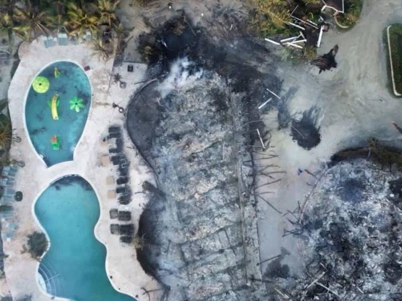 Entre cenizas y escombros amaneció el Hotel Fantasy Island, en French Harbour, Roatán, tras el devastador incendio registrado la noche del lunes 2 de febrero. Las imágenes posteriores al siniestro muestran la magnitud de los daños en uno de los complejos turísticos más conocidos de Islas de la Bahía.