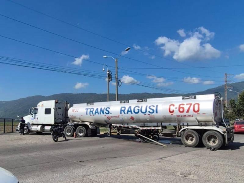 De acuerdo con información preliminar, la víctima colisionó con una rastra cisterna que circulaba por la zona.