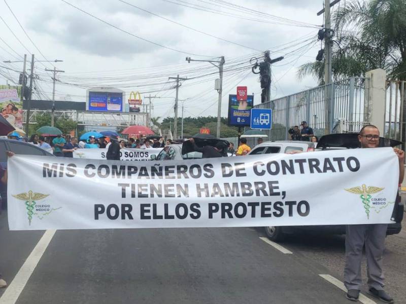 Médicos protestando en Tegucigalpa por falta de pago y despidos.