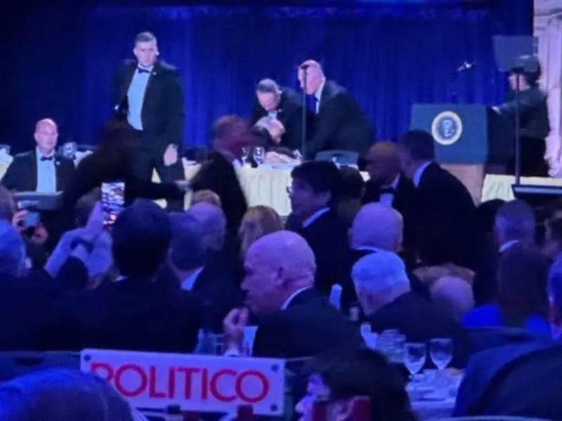 El presidente de Estados Unidos, Donald Trump, fue retirado la noche de este sábado de la Cena de Corresponsales de la Casa Blanca por un operativo de seguridad.