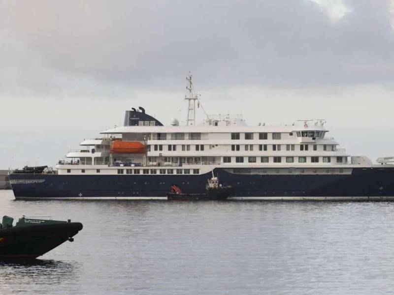 El crucero MV Hondius, este domingo en el puerto de Granadilla de Abona.