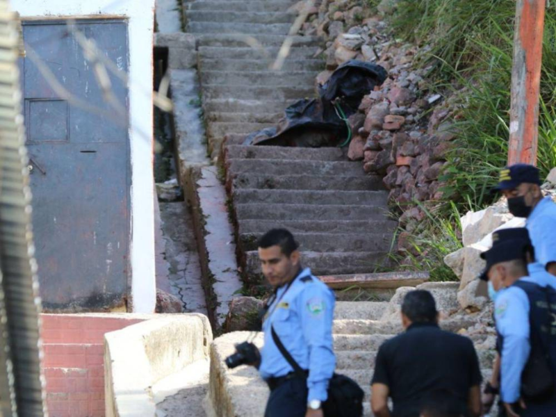Elementos de la Policía Nacional se hicieron presente al lugar para resguardar el cuerpo.