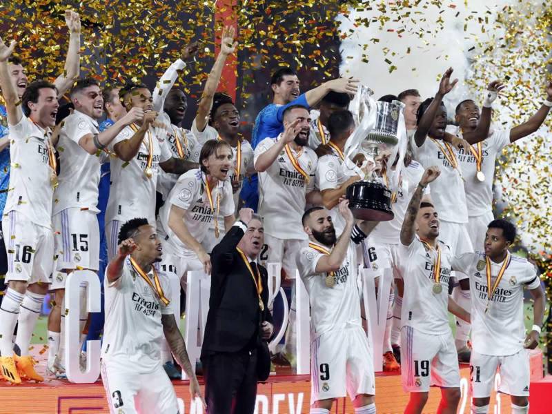 El capitán del Real Madrid, Karim Benzema, levanta junto a sus compañeros y al técnico italiano Carlo Ancelotti la Copa del Rey.
