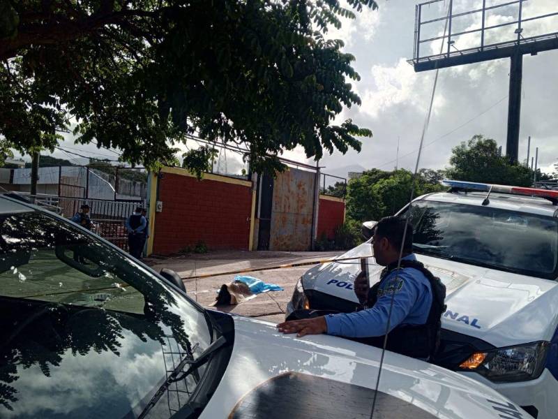 Agentes no reportan detenciones relacionadas con el doble crimen.