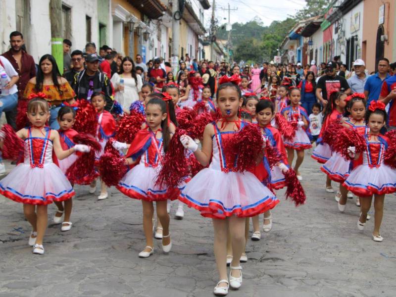 Niñas pomponeras engalanaron los desfiles en San Rosa de Copán.