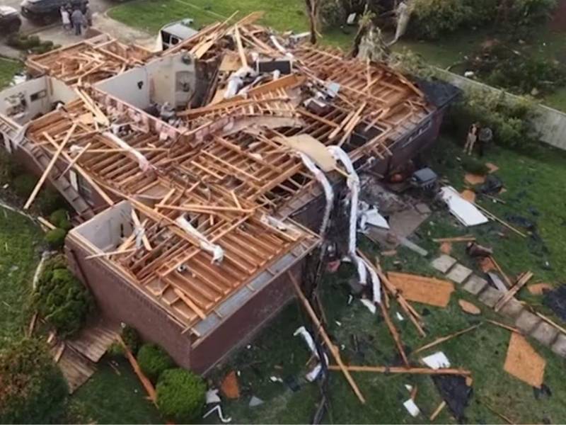 Varias personas sufrieron lesiones tras el paso de un tornado que impactó la ciudad de Mineral Wells, en Texas, durante la noche del martes 28 de abril.