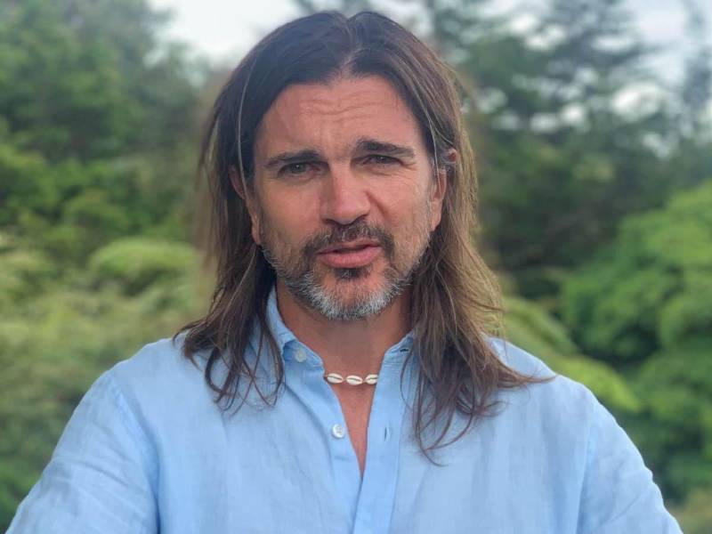 El cantante Juan Esteban Aristizábal, mejor conocido como Juanes, es uno de los cantantes colombianos más reconocidos a nivel internacional, gracias a sus éxitos como, “La camisa negra” y “Para tu amor” lo han hecho ampliamente destacado en la industria musical. Pero recientemente llamo la atención del público al revelar una experiencia paranormal que vivió hace poco.