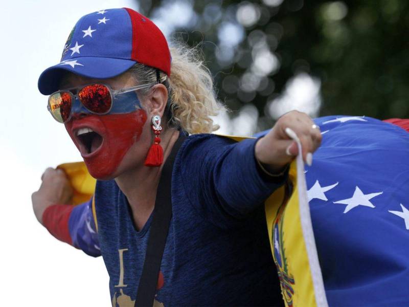 Fotografía del 3 de agosto de 2024 en donde se ve a venezolanos que protestan contra los resultados de las elecciones presidenciales del pasado domingo brindados por el Consejo Nacional Electoral (CNE), que proclamó ganador y reelegido al presidente Nicolás Maduro.