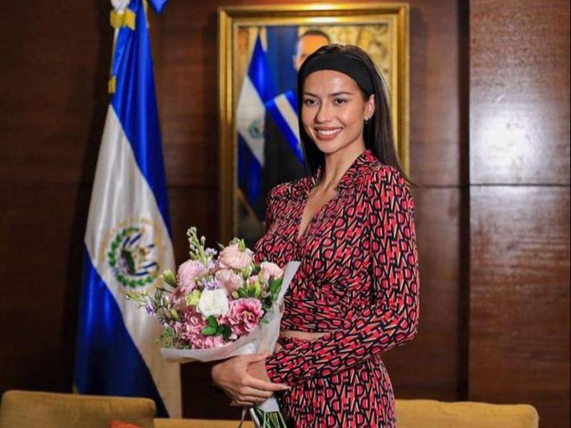 Momento de la llegada de Miss Tailandia a El Salvador.