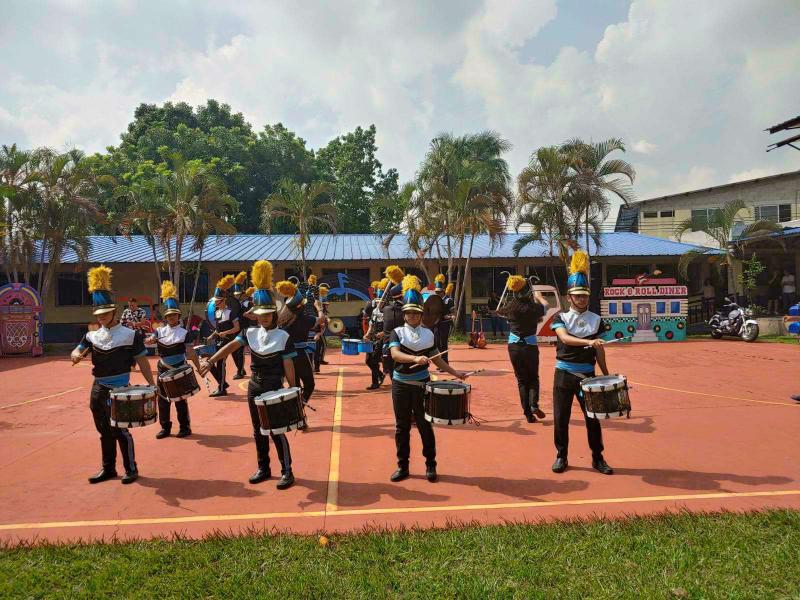 La banda de guerra del Instituto José Trinidad Reyes deleitó a los presentes con su show artístico.