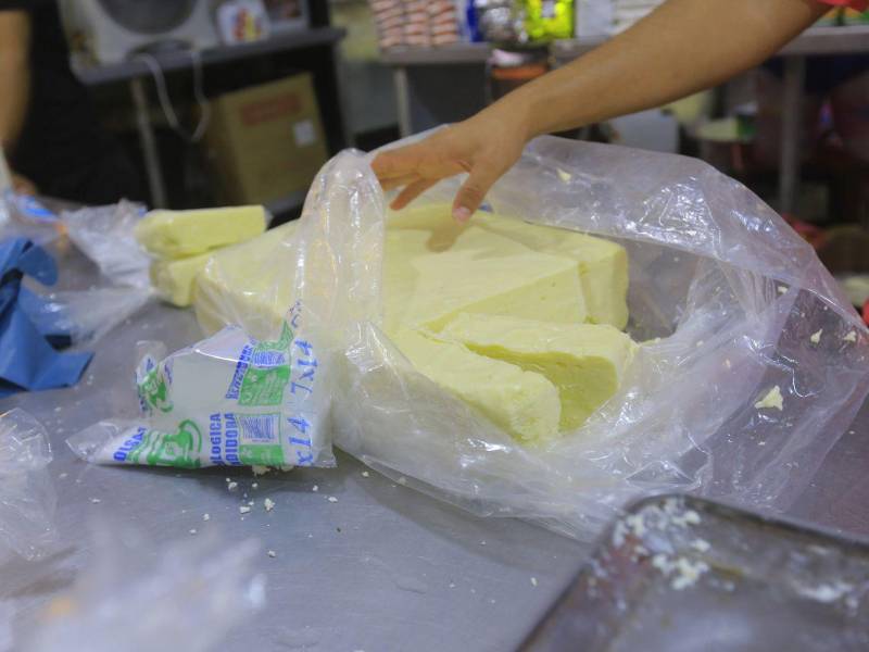 El quesillo, otro derivado de los lácteos, mantiene una alta demanda entre los consumidores. Locatarios indicaron que la libra se comercializa entre L45 y L60.