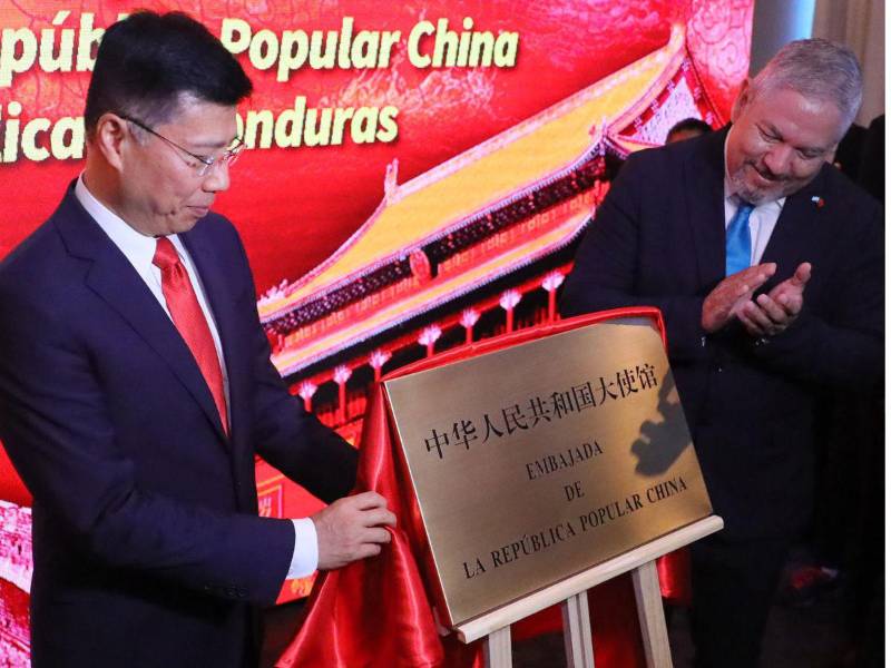 El consejero de la Cancillería de China Yu Bo (i) y el ministro de Relaciones Exteriores de Honduras Enrique Reina develan una placa en la inauguración de la embajada de la República Popular China en Tegucigalpa.