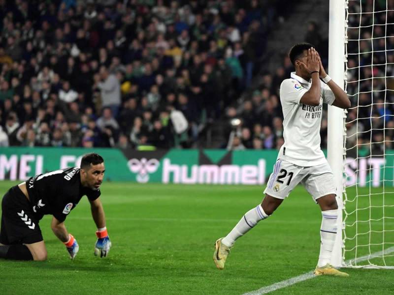 El brasileño Rodrygo Goes se lamenta tras fallar una ocasión frente a la portería de Claudio Bravo.