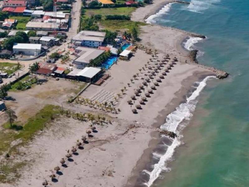Desde lo alto se puede notar parte de la playa que se ha construido, y la otra área donde ya están los espigones listos para llenarse de arena.