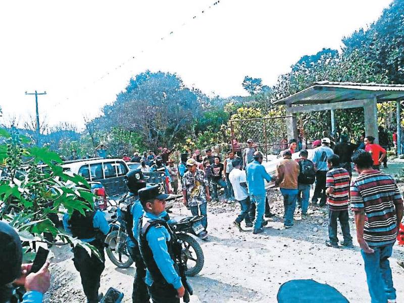 <b><span class=mln_uppercase_mln>Comunidad.</span></b> Equipos de la Policía resguardaron en el sepelio.<span class=mln_uppercase_mln> </span>