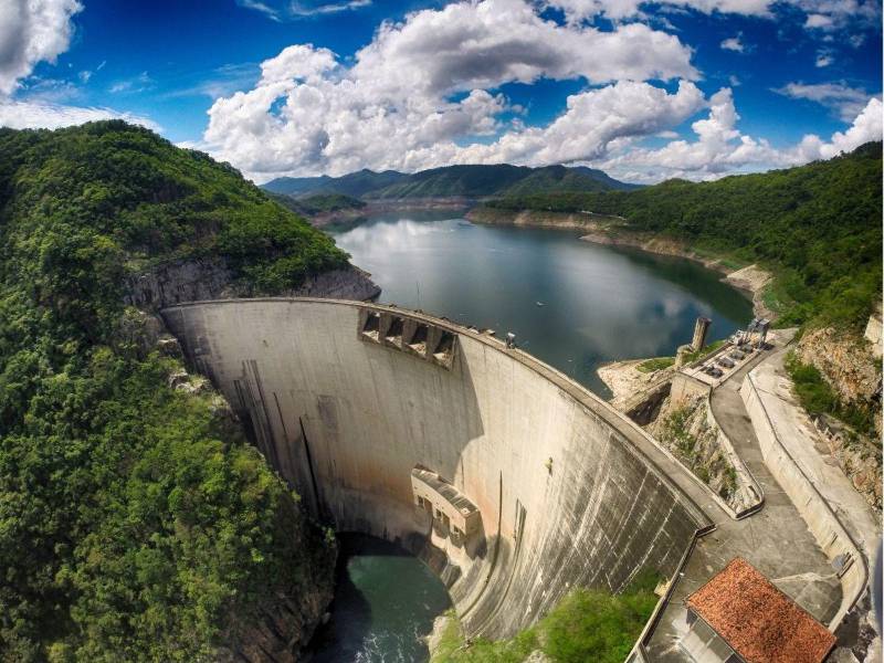 Empresarios alertan sobre el riesgo que enfrenta la Central Hidroeléctrica El Cajón en pleno verano debido a la falta de mantenimiento y a la demora en la compra de repuestos. La represa, con 41 años de operación, tiene equipos que ya superaron su vida útil y requieren ser reemplazados.