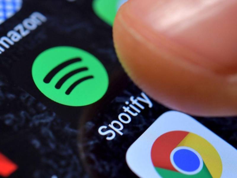 La polémica surgió luego de que Daniel Ek, director ejecutivo de Spotify anunciara una inversión de 700 millones de dólares a través de su compañía personal, Prima Materia, en la empresa europea de defensa Helsing. Esta es una firma especializada en software de inteligencia artificial integrado en aviones de combate.