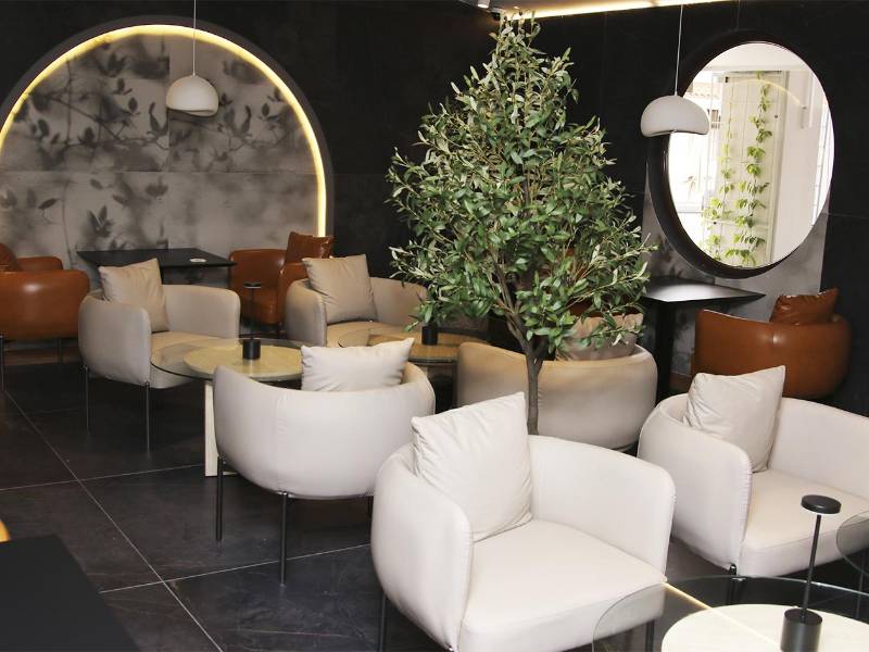 La remodelación integral de Hotel Alameda incluyó la renovación de 75 habitaciones, lobbies privados, el restaurante Once 101 Bistro Latino, piscina, bar, salones para eventos, áreas sociales, recepción y jardines, ofreciendo una experiencia renovada para sus visitantes.