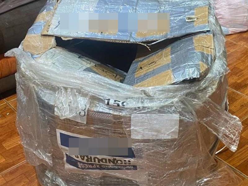 De la caja sacaron la PlayStation 5 y las mejores prendas de vestir que habían mandado de Estados Unidos.