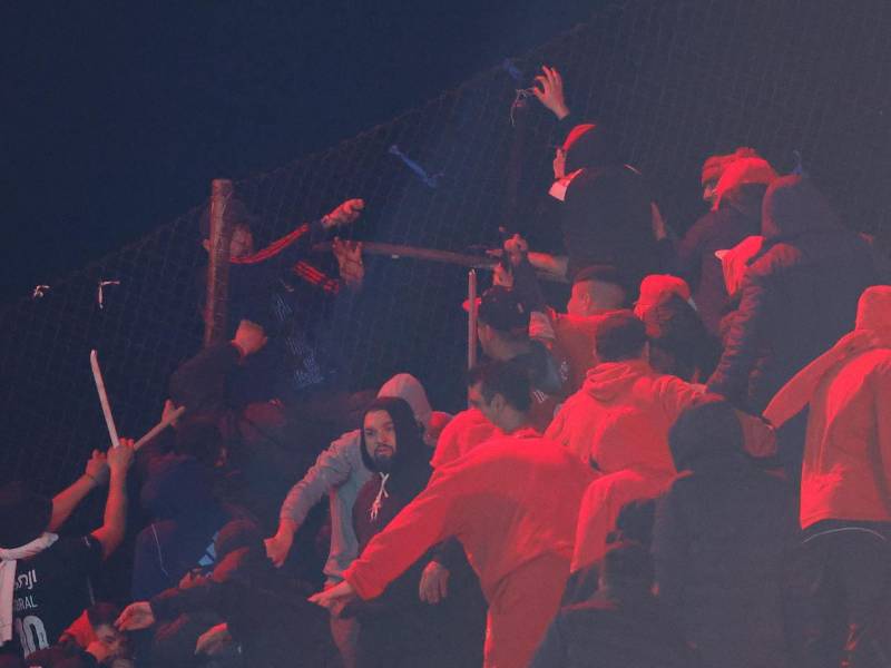 Barristas de Independiente y la U de Chile se fueron a los golpes en el estadio.